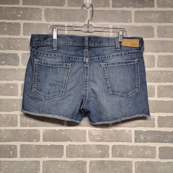 Ariat Denim Boyfriend Shorts Women's 32R Blue Embroidered Aztec Pockets Western - Picture 8 of 15